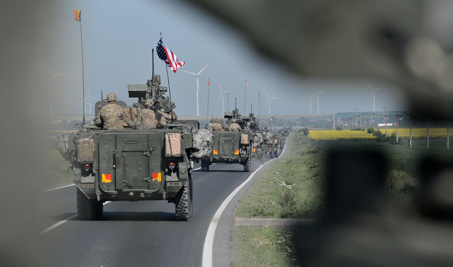 2015-05-14-20124854-0-convoiul-cavaleriei-blindate-americane-drum-spre-cincu